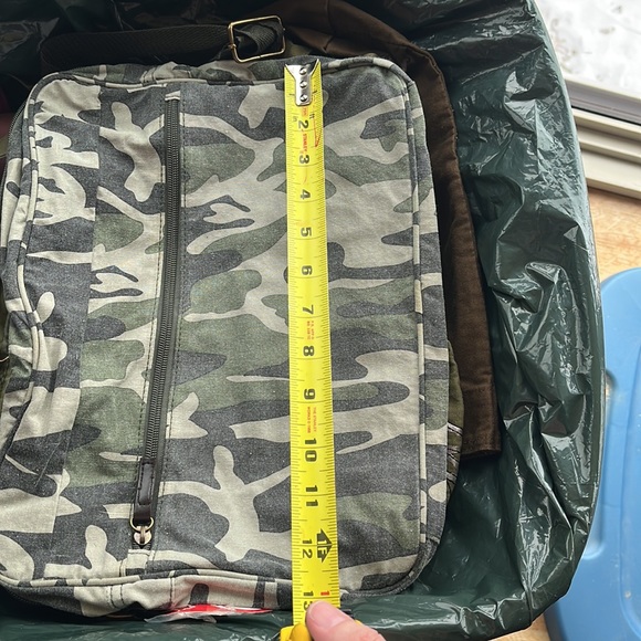 New Camo Crossbody Bag Old Stock Tags - Picture 3 of 3